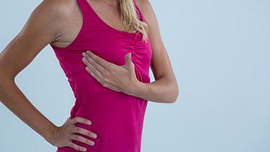 Touch Your Tits ist eine Video-Anleitung zum Brust abtasten - Foto: iStock/Wavebreakmedia