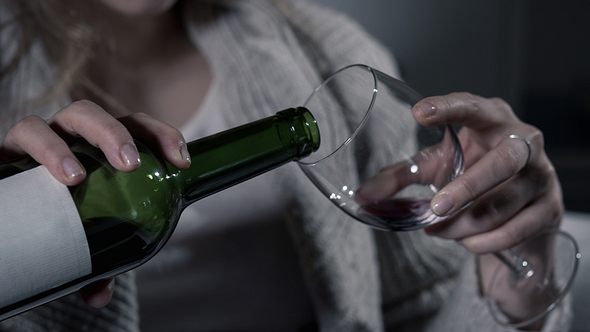 Ab wann ist man Alkoholiker? Der Test verrät es - und du findest weiterführende Links von Hilfestellen. - Foto: iStock/KatarzynaBialasiewicz