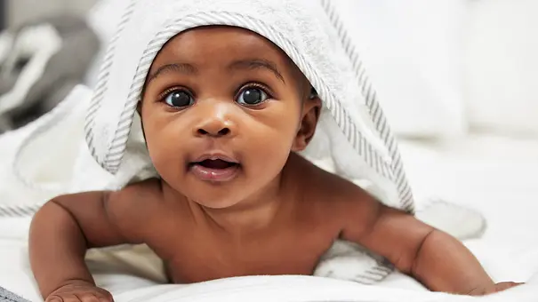 Baby guckt in die Kamera - Foto: PeopleImages/iStock Baby guckt in die Kamera - Foto: PeopleImages/iStock