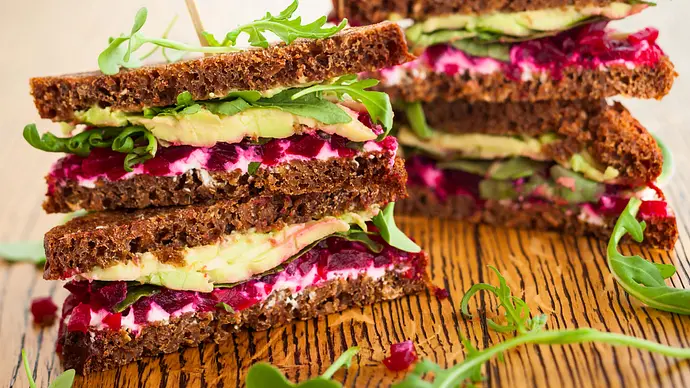 Dieses Abendessen hilft beim Abnehmen. - Foto: Sarsmis/iStock