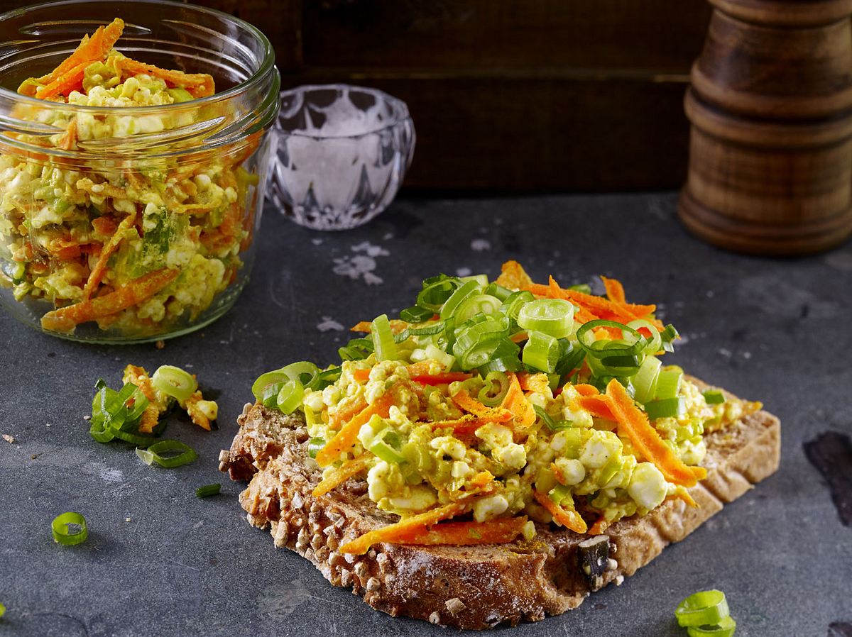 Abendessen zum Abnehmen:Möhren-Frischkäse mit Vollkornbrot