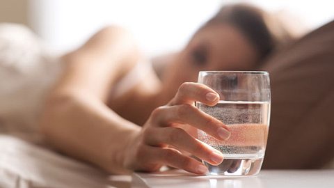 Abgestandenes Wasser sollte keinesfalls noch getrunken werden. - Foto: iStock