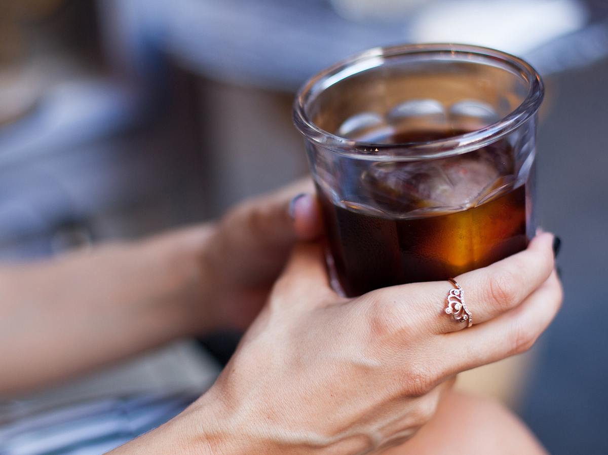 Mit dem Eiskaffee-Trick kannst du die Pfunde zum Schmelzen bringen.