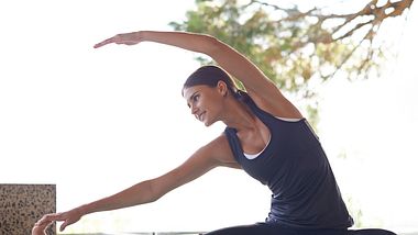 Abnehmen mit Yoga: Schlank auf die sanfte Art - Foto: iStock/PeopleImages