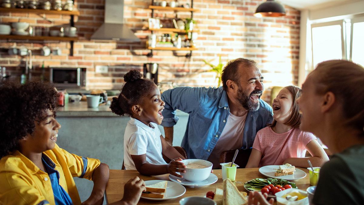 Familie am Küchentisch 