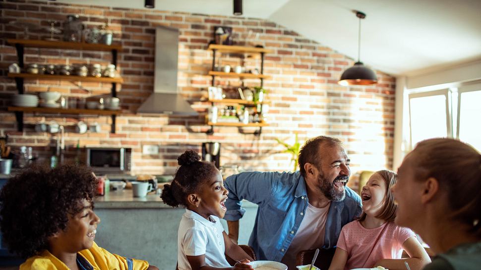 Familie am Küchentisch  - Foto: AdobeStock