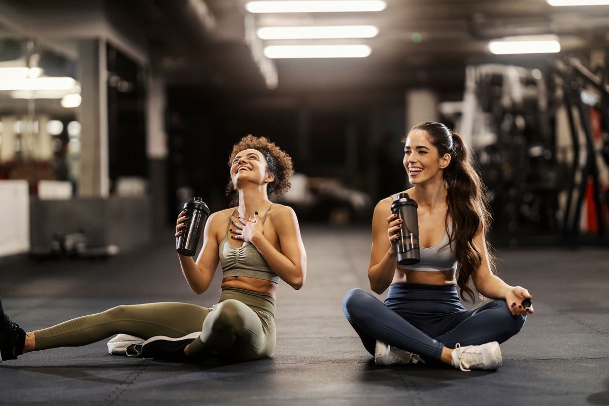 2 Frauen machen Trinkpause beim Sport