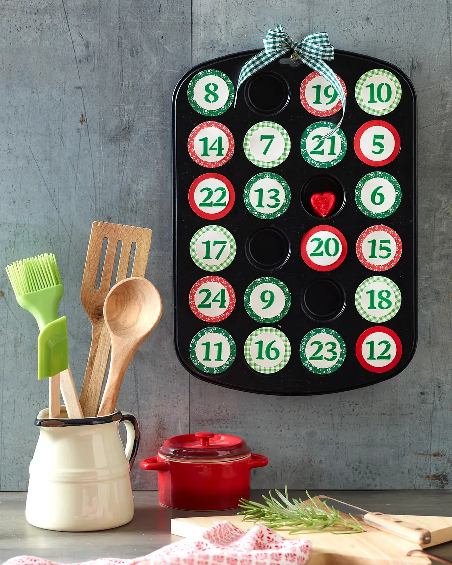 Adventskalender für Backbegeisterte aus einer Muffinform basteln Muffinform-Adventskalender