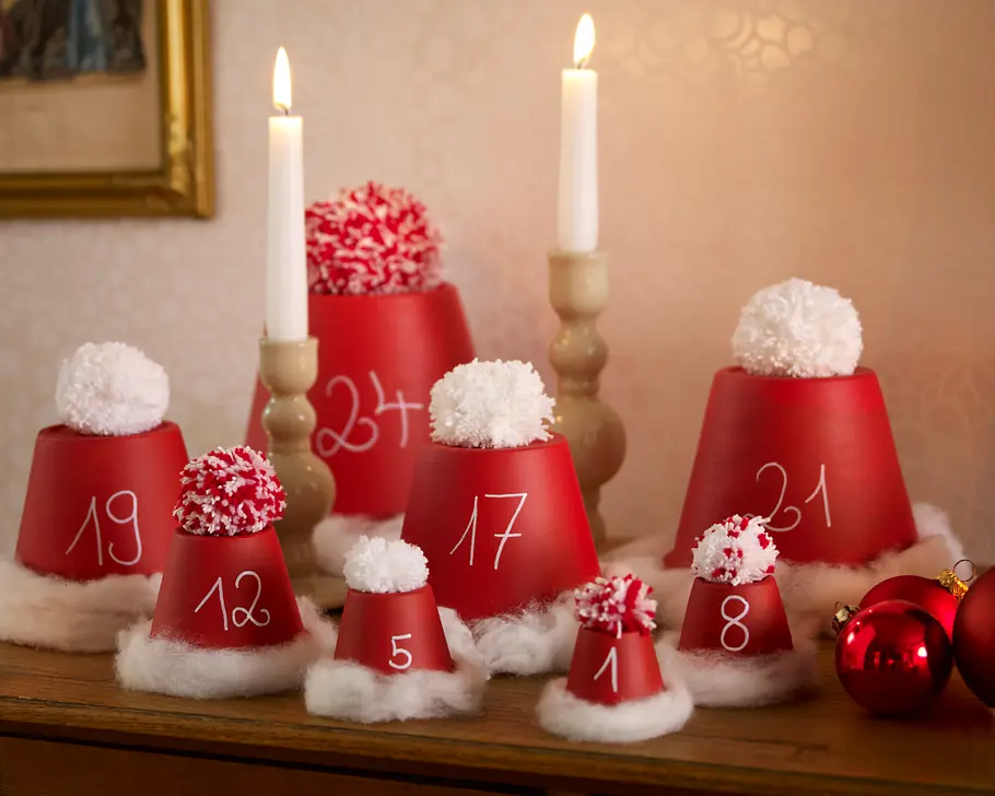 Adventskalender basteln: Weihnachtsmützen aus Tontöpfen Tontopf-Adventskalender