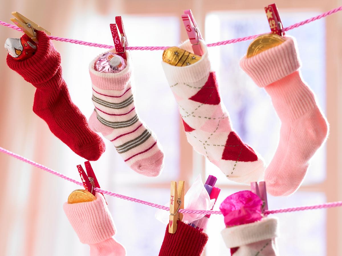 Adventskalender für Kinder selber machen aus Babysocken.