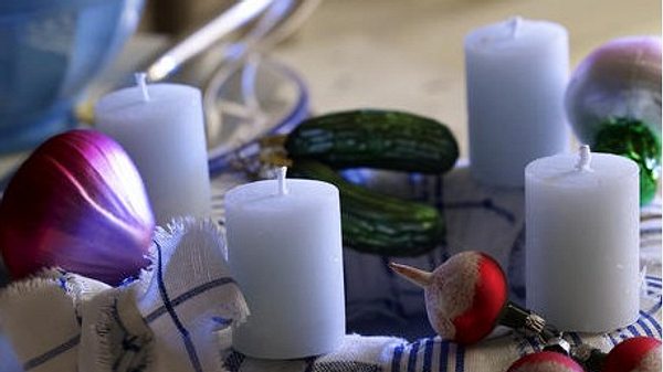 Adventskranz basteln: Witzige Weihnachtskugeln - Foto: deco&style