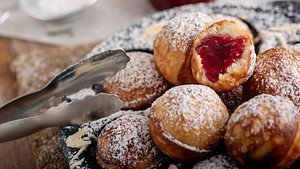 Æbleskiver: Dänisches Adventsgebäck mit Puderzucker - Foto: ClarkandCompany/iStock