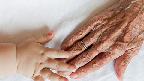 Die älteste Mutter der Welt liegt im Krankenhaus. - Foto: iStock