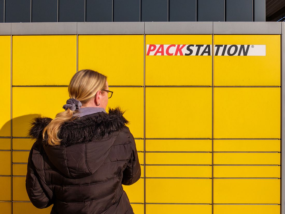 Nicht beliebt, aber da - bald kannst du an der DHL-Packstation auch ohne Kundenkarte deine Pakete bekommen. Nicht beliebt, aber da - bald kannst du an der DHL-Packstation auch ohne Kundenkarte deine Pakete bekommen.
