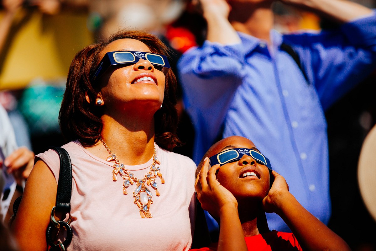 Bei einer Sonnenfinsternis solltest du immer eine spezielle Brille tragen, um gefahrlos in die Sonne blicken zu können.