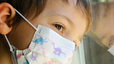 Ärztin alarmiert: Kinder leiden am meisten unter der Corona-Krise - Foto: iStock/Juanmonino