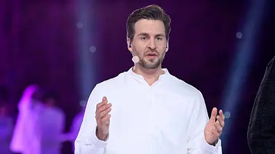 Alexander Klaws zerstört den ZDF-Fernsehgarten - Foto: IMAGO / Future Image