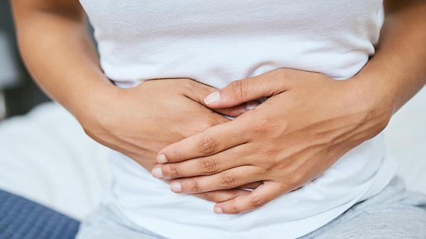 Frauen sollten während ihrer Periode keinen Alkohol trinken. - Foto: iStock/Moyo Studio