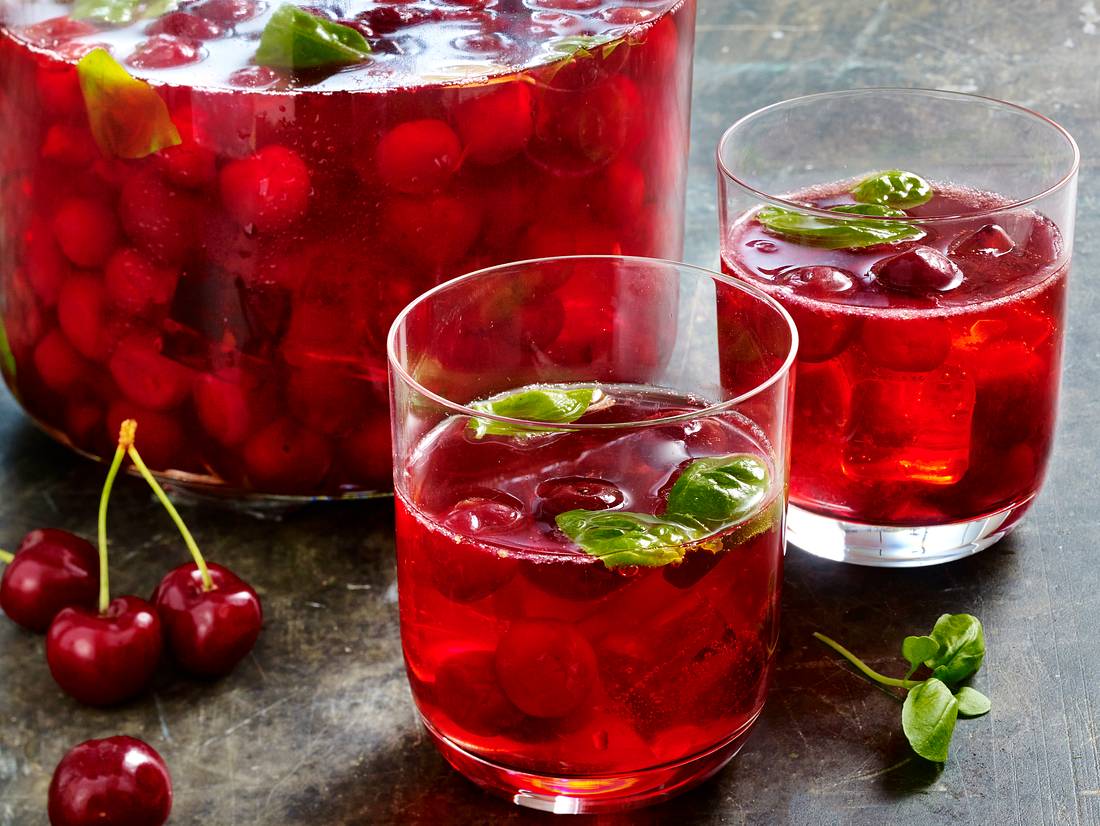 Alkoholfreier Sauerkirsch-Mojito mit Basilikum Alkoholfreier Sauerkirsch-Mojito mit Basilikum