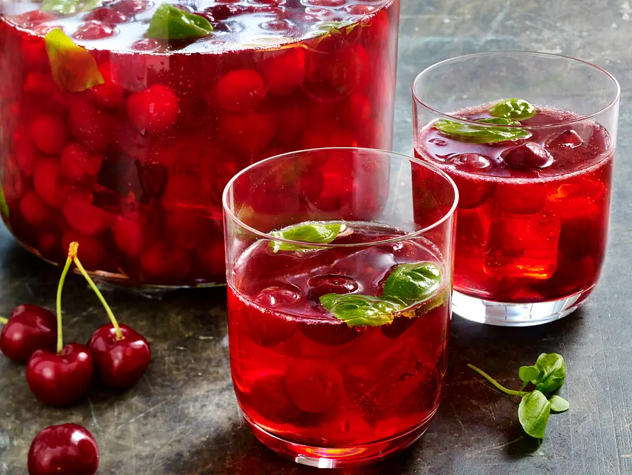 Alkoholfreier Sauerkirsch-Mojito mit Basilikum Alkoholfreier Sauerkirsch-Mojito mit Basilikum