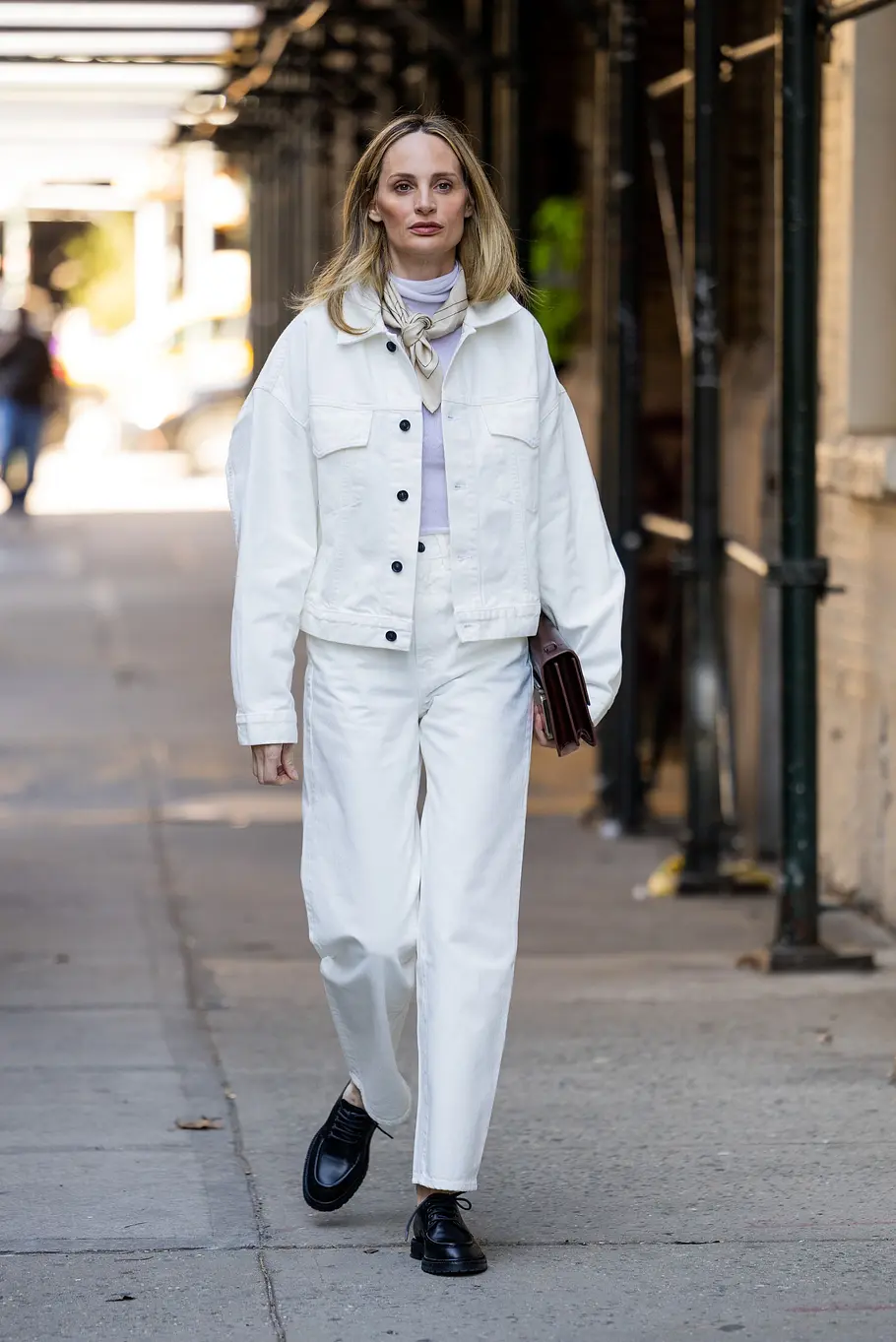 All-White-Look: Weiße Jeans-auf-weißer Jeans All-White-Look: Weiße Jeansjacke auf weißer Jeans.