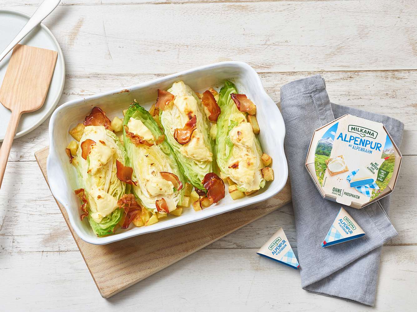 Gratinierter Spitzkohl mit Alpenspeck: Gesundes Rezept mit Schmelzkäse Gratinierter Spitzkohl mit Alpenspeck: Gesundes Rezept mit Schmelzkäse