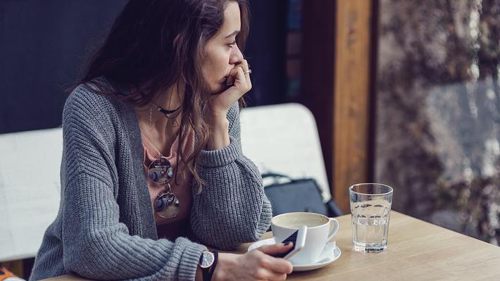 „Als ich das erste Mal versetzt wurde …“ – Was tun, wenn dein Date nicht auftaucht? - Foto: Mixmike/iStock