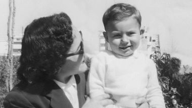 Schwarz-Weiß-Bild aus den 50er Jahren: Lächelnde Frau posiert mit ihrem KInd - Foto: Juanmonino/iStock