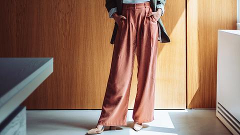 Alternative Leggings: Weite Bundfaltenhose an einer Frau im Büro - Foto: iStock / FreshSplash 