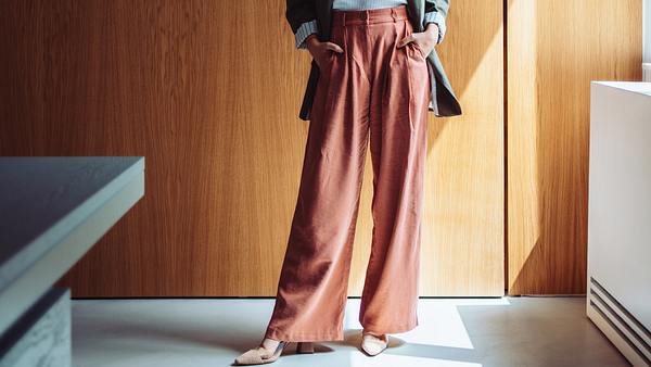 Alternative Leggings: Weite Bundfaltenhose an einer Frau im Büro - Foto: iStock / FreshSplash 
