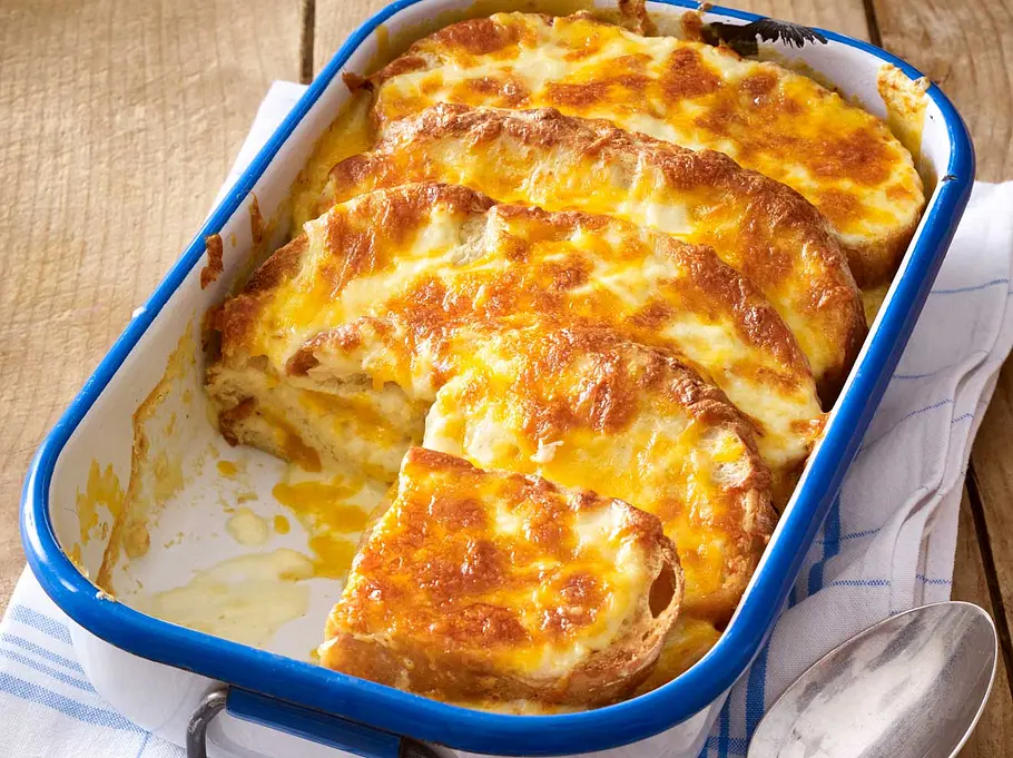 Rezept: Brotauflauf mit Brie und Cheddar Altes Brot verwerten kann so lecker sein: Mit diesem Käse-Brotauflauf.