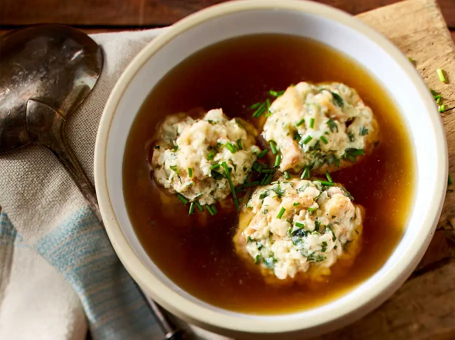 Alte Brötchen? Mach eine Käse-Knödelsuppe daraus! Alte Brötchen übe? Mach Käseknödel daraus!