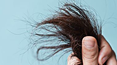 Alufolie gegen Frizz: Dieser geniale Beauty-Trick lässt krauses Haar innerhalb von Sekunden wieder glänzen! - Foto: simarik/iStock
