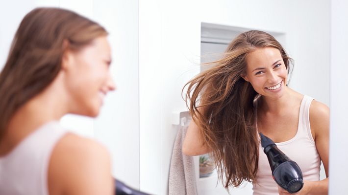 Amazon Bestseller Föhn - Foto: istock/ PeopleImages