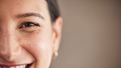 Frau mit schönen Augen blickt in die Kamera - Foto: iStock/ PeopleImages 