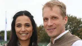 Amira Aly und Oliver Pocher lächeln zusammen in die Kamera - Foto:  IMAGO / Frank Sorge