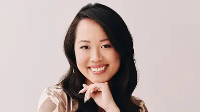Ein Portraitfoto von Ana Huang, die ihre Hand unter ihr Kinn packt. - Foto: Emilio Madrid 