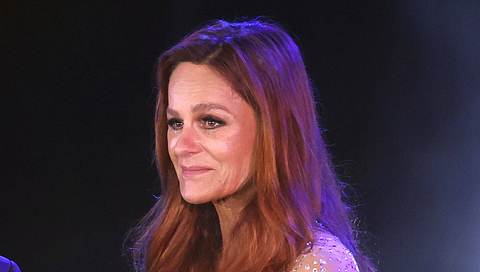 Mit Tränen in den Augen stand Andrea Berg vor dem kleinen Jungen, der ihr nun wieder neue Hoffnung schenkt. - Foto: IMAGO / Bildagentur Monn