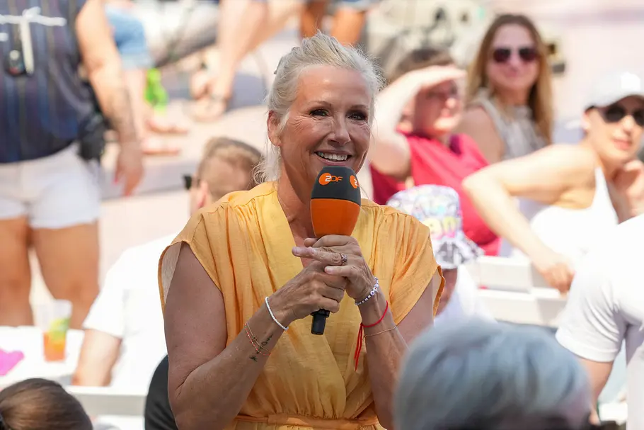 Andrea Kiewel Fernsehgarten Skandal Andrea Kiewel moderiert am 12.07.2026 der ZDF Fernsehgarten in einem gelben Kleid