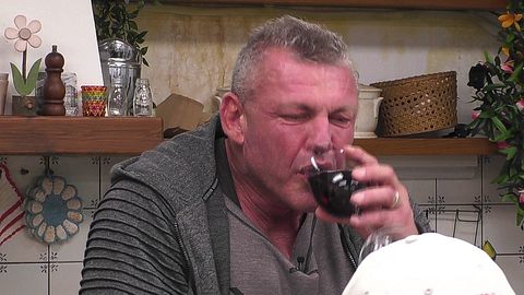 Andreas Robens trinkt Wein - Foto: TVNow