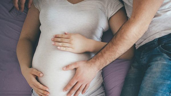 Ein Baby mit der Fehlbildung Anenzephalie hat keine Chance auf ein langes Leben. Wie es ist, ein solches Kind auszutragen, schildert eine Mutter in diesem berührenden Erfahrungsbericht. - Foto: iStock