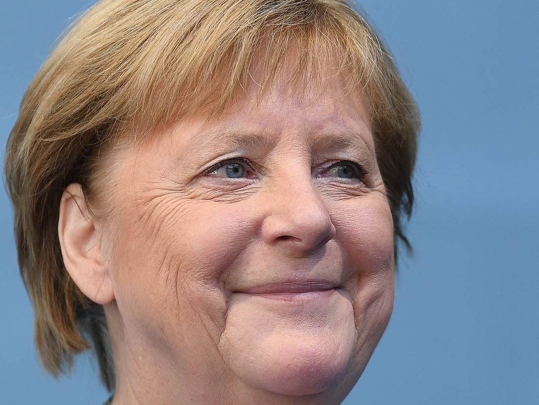 Angela Merkel scheint die Zeit im Urlaub mit ihrem Begleiter sichtlich zu genießen. Doch es ist nicht ihr Ehemann...