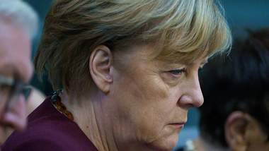 Angela Merkels Ehemann verlässt mit gepackten Taschen die gemeinsame Wohnung. Ist Joachim Sauer ausgezogen? - Foto: IMAGO / Chris Emil Janßen