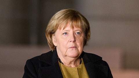 Angela Merkel wartet in diesen Tagen vergebens auf ein öffentliches Wort von Ehemann Joachim Sauer... - Foto: IMAGO / Eibner