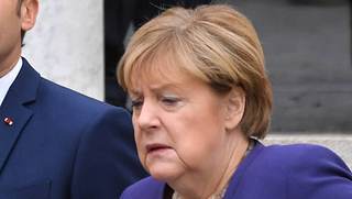 Angela Merkel steht ein neuer Lebensabschnitt bevor. Warum sie jetzt zur Altkleidersammlung geht... - Foto: IMAGO / SNA
