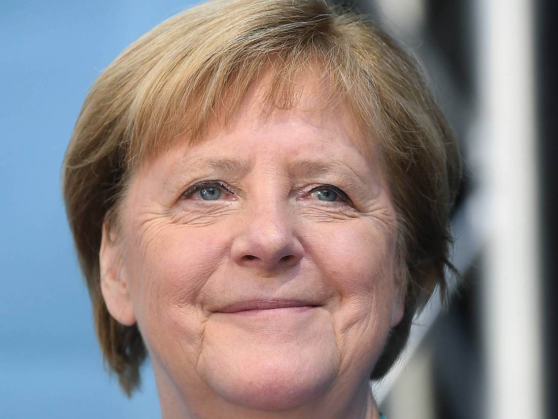 Angela Merkel scheint die Nähe ihres Begleiters sichtlich zu genießen. Doch der Mann ist nicht ihr Ehemann...