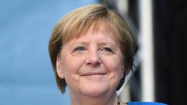 Angela Merkel scheint die Nähe ihres Begleiters sichtlich zu genießen. Doch der Mann ist nicht ihr Ehemann... - Foto: IMAGO / Revierfoto