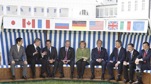 Angela Merkel beim G8 Gipfel  - Foto: IMAGO / ABACAPRESS