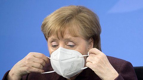 Angela Merkel: Bald Corona-Impfung im Live-TV? - Foto: IMAGO / IPON