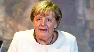 Angela Merkel: Jetzt backt sie nur noch kleine Brötchen - Foto: IMAGO / Future Image